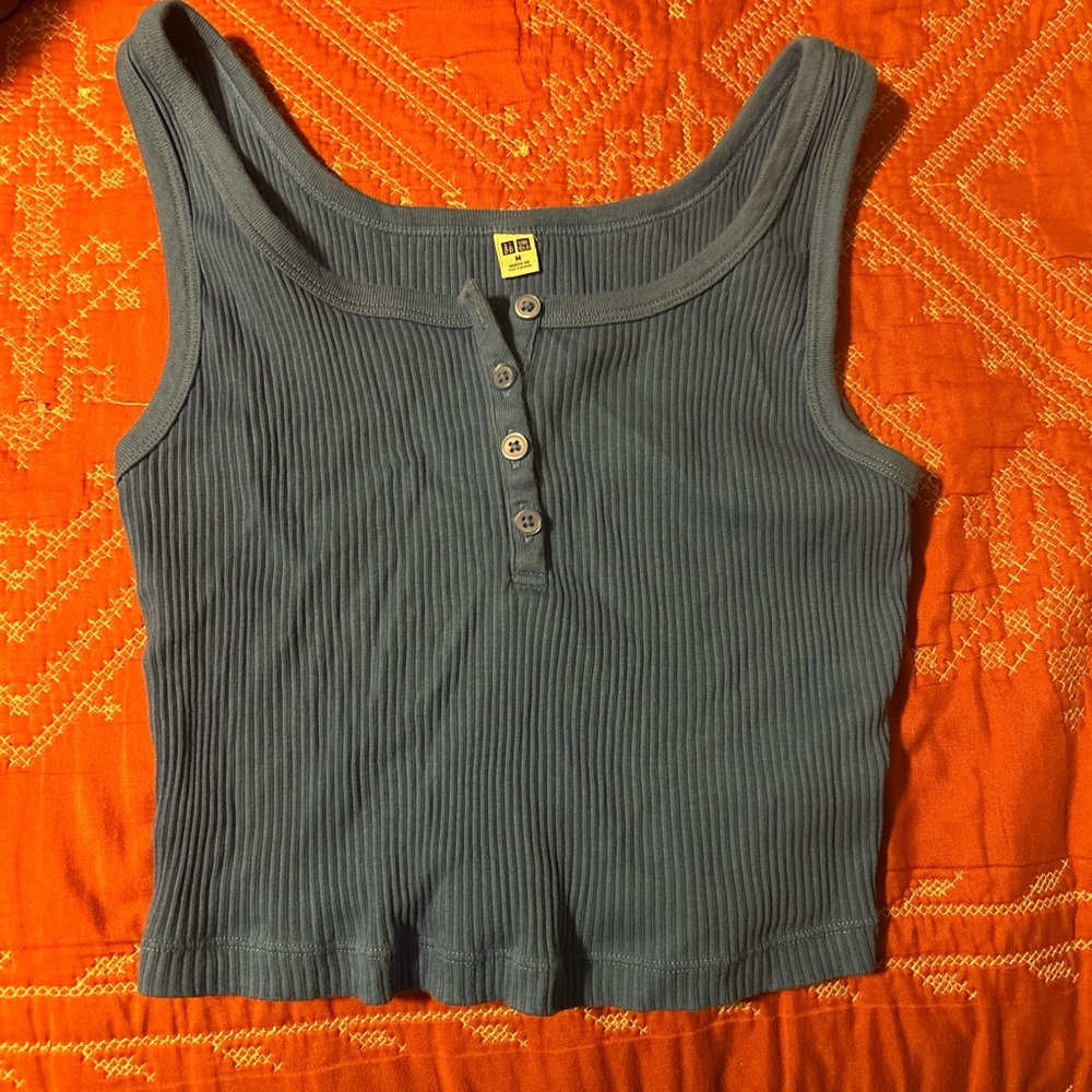 Medium Uniqlo tank top
7$